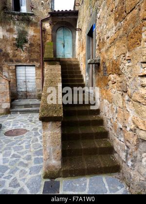 Civita di Bagnoregio "il Paese Che Muore" ("die Stadt, die im Sterben liegt") gebaut, über ein Plateau von lockeren Vulkantuff ständige Erosion - Viterbo, Italien Stockfoto