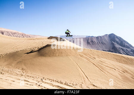Sandboarding in Cerro Dragon, in der Atacama-Wüste. Iquique, Tarapaca Region, Chile. Stockfoto
