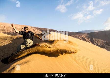 Sandboarding in Cerro Dragon, in der Atacama-Wüste. Iquique, Tarapaca Region, Chile. Stockfoto