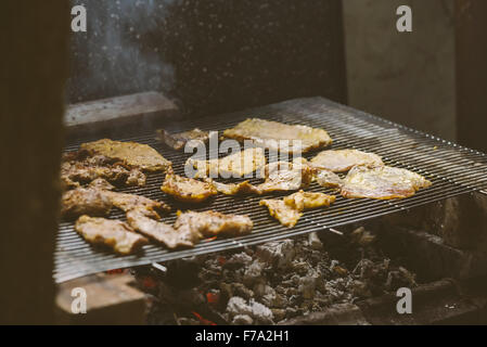 Schweinefleisch Koteletts auf Grill, selektiven Fokus mit geringen Schärfentiefe. Stockfoto