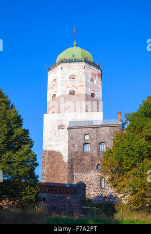 Wyborg, Russland - 12. September 2015: Wyborg Burg mit Touristen zu Fuß auf der Aussichtsplattform auf dem Dach Stockfoto