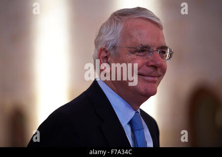 Valletta, Malta. 27. November 2015. Ehemalige britische Premierminister John Major kommt für die Eröffnungsfeier von der Commonwealth Köpfe der Regierung Sitzung (CHOGM) in Valletta, Malta, am 27. November 2015. Die bevorstehenden Commonwealth Köpfe der Regierung Sitzung (CHOGM), unter dem Motto "Commonwealth - hinzufügen von Global Value", wird in Valletta, der Hauptstadt von Malta von Freitag bis Sonntag stattfinden. Bildnachweis: Jin Yu/Xinhua/Alamy Live-Nachrichten Stockfoto