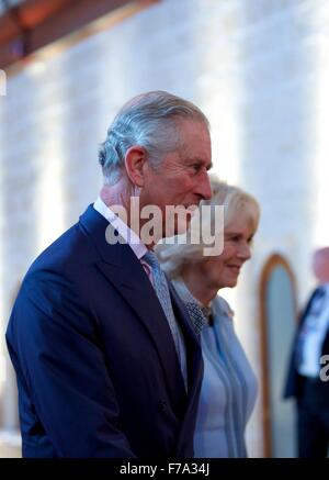 Valletta, Malta. 27. November 2015. Kommen Sie Großbritanniens Prinz Charles und Camilla, Herzogin von Cornwall, für die Eröffnungsfeier von der Commonwealth Köpfe der Regierung Sitzung (CHOGM) in Valletta, Malta, am 27. November 2015. Die bevorstehenden Commonwealth Köpfe der Regierung Sitzung (CHOGM), unter dem Motto "Commonwealth - hinzufügen von Global Value", wird in Valletta, der Hauptstadt von Malta von Freitag bis Sonntag stattfinden. Bildnachweis: Jin Yu/Xinhua/Alamy Live-Nachrichten Stockfoto