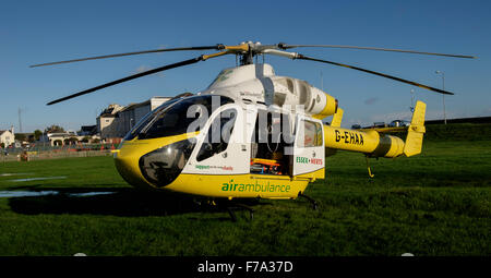 Essex und Herts Luft Vertrauen Rettungshubschrauber am Badehaus Wiese Walton auf die Naze Stockfoto