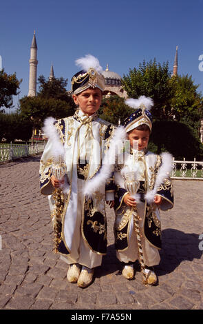 Zwei Brüder, die bald beschnitten werden posieren vor der berühmten Hagia Sofia in Istanbul, Türkei. Stockfoto