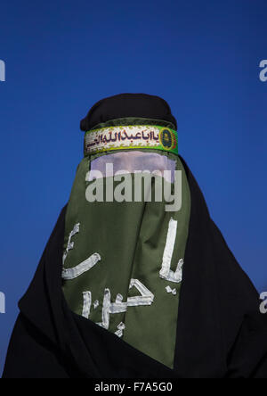 Iranischen Schiiten muslimischen Frau Trauer Imam Hussein am Tag des Tasua mit ihrem Gesicht bedeckt durch einen Schleier, Lorestan Provinz Chorramabad, Iran Stockfoto