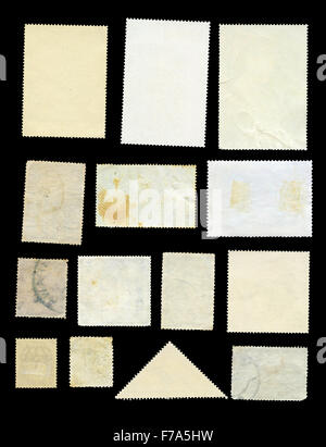 Satz von Briefmarken, die Rückseite auf schwarzem Hintergrund isoliert Stockfoto