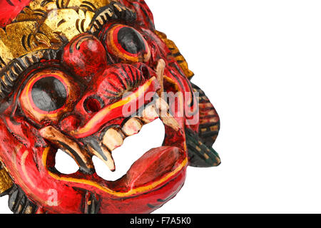 Asiatische traditionelle Holz geschnitzt lackiert rote Maske mit Gesicht von Mensch oder Dämon isoliert auf weißem Hintergrund, Zuschneiden Stockfoto