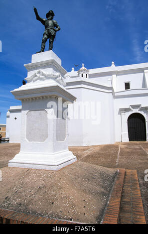 Ponce de Leon Denkmal steht auf dem Platz neben der Kirche San Jose, Old San Juan, Puerto Rico Stockfoto