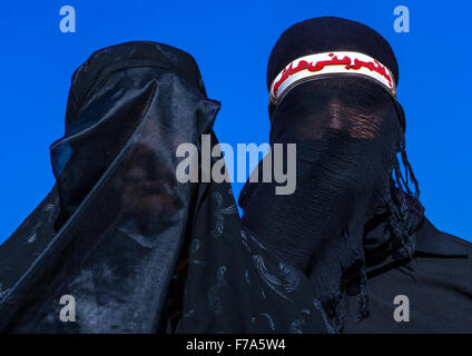 Iranische schiitischer Muslim paar Trauer Imam Hussein am Tag des Tasua mit ihren Gesichtern bedeckt durch einen Schleier, Lorestan Provinz Chorramabad, Iran Stockfoto