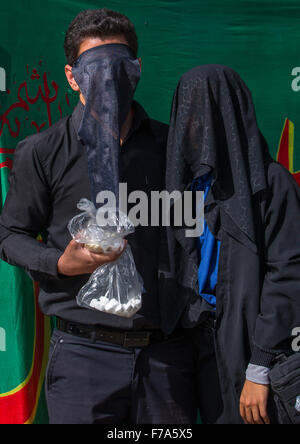 Iranische schiitischer Muslim paar Trauer Imam Hussein am Tag des Tasua mit ihren Gesichtern bedeckt durch einen Schleier, Lorestan Provinz Chorramabad, Iran Stockfoto