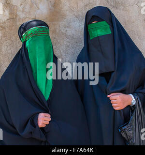 Iranischen schiitischen Musliminnen Trauer Imam Hussein am Tag des Tasua mit ihren Gesichtern bedeckt durch einen grünen Schleier, Lorestan Provinz Chorramabad, Iran Stockfoto