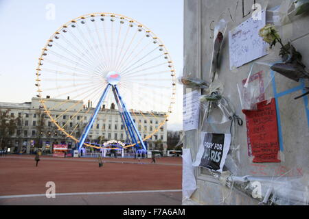 Die Stadt von Lyon ist eine Hommage an die Terroranschläge verübt Daesh in Paris, 13. November 2015 auf dem Platz Bellecour, in der Mitte der Stadt. Stockfoto