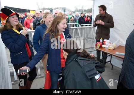 Belgien. 27. November 2015. Davis Cup-Finale, Großbritannien und Belgien. 1. Tag spielen. Sicherheits-Check von Kredit-Fans: Action Plus Sport/Alamy Live News Stockfoto