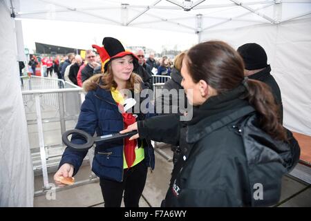 Belgien. 27. November 2015. Davis Cup-Finale, Großbritannien und Belgien. 1. Tag spielen. Sicherheits-Check von Kredit-Fans: Action Plus Sport/Alamy Live News Stockfoto