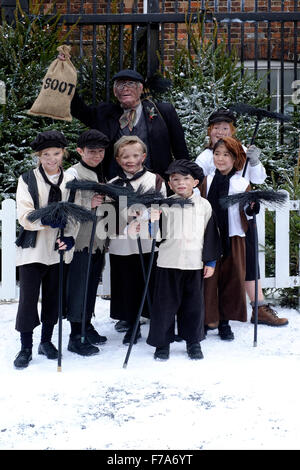 Kinder führen als Kaminfeger auf dem viktorianischen Festival von Weihnachten 2015 Portsmouth England uk Stockfoto