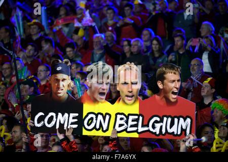 Belgien. 27. November 2015. Davis Cup-Finale, Großbritannien und Belgien. 1. Tag spielen. Fans von Belgien mit Banner und Spieler Gesichter Credit: Action Plus Sport/Alamy Live News Stockfoto