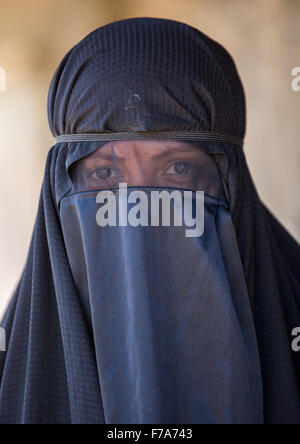 Iranischen Schiiten muslimischen Frau Trauer Imam Hussein am Tag des Tasua mit ihrem Gesicht bedeckt durch einen Schleier, Lorestan Provinz Chorramabad, Iran Stockfoto