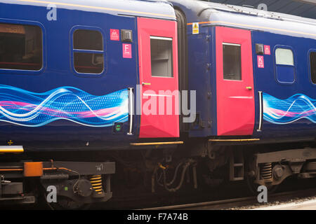 Erster Great Western-Zug am Bahnhof Reading in Reading, Berkshire, Großbritannien, im November Stockfoto