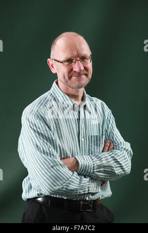 Ein Porträt von James Robertson in Charlotte Square Gardens während The Edinburgh International Book Festival im Jahr 2011. Stockfoto