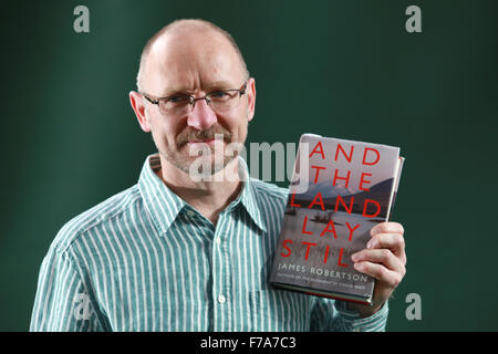 Ein Porträt von James Robertson in Charlotte Square Gardens während The Edinburgh International Book Festival im Jahr 2011. Stockfoto