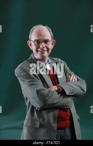 Ein Porträt von Chris Mullin in Charlotte Square Gardens während The Edinburgh International Book Festival. Stockfoto