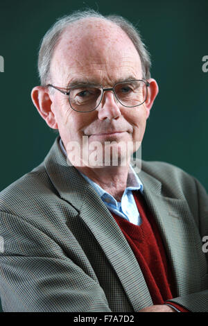 Ein Porträt von Chris Mullin in Charlotte Square Gardens während The Edinburgh International Book Festival. Stockfoto