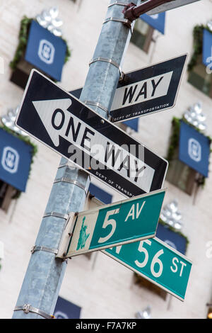 One Way und der Fifth Avenue unterschreibt, Manhattan, New York, USA Stockfoto