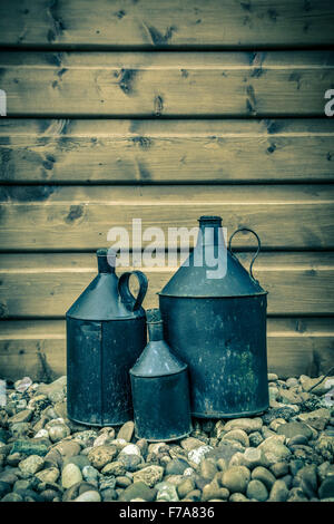 Drei Vintage Zinn Krüge. Stockfoto