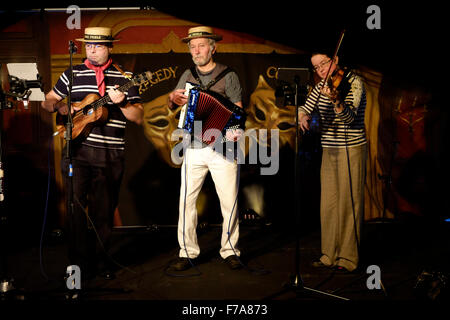 Musiker zu unterhalten, in einer Kneipe Bier auf dem viktorianischen Festival von Weihnachten 2015 Portsmouth England uk Stockfoto