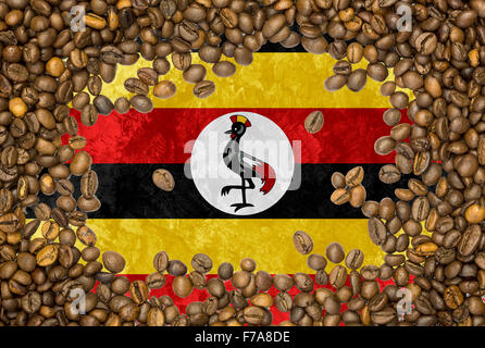 Nationale Flagge Ugandas unter dem Hintergrund einer braunen Kaffeebohnen Stockfoto