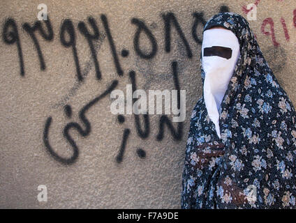 Iranischen Schiiten muslimischen Frau Trauer Imam Hussein am Tag des Tasua mit ihrem Gesicht bedeckt durch einen Schleier, Lorestan Provinz Chorramabad, Iran Stockfoto