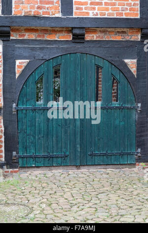 Alte, grüne Doppeltür in einem Fachwerkhaus. Schuss aus Stade, Deutschland Stockfoto