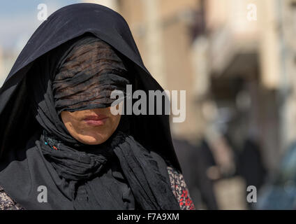 Iranischen Schiiten muslimischen Frau Trauer Imam Hussein am Tag des Tasua mit ihrem Gesicht bedeckt durch einen Schleier, Lorestan Provinz Chorramabad, Iran Stockfoto