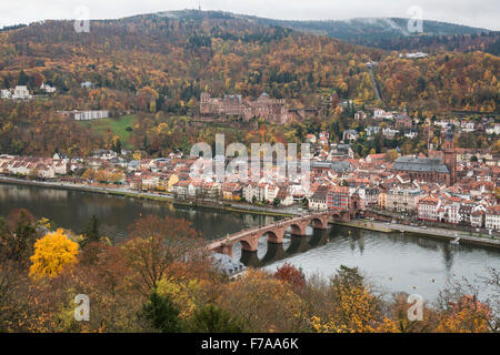 Blick vom Philsophenweg zum Neckar, alte Brücke, auch Carl-Theodor-Brücke und Altstadt im Herbst, Königstuhl hinter Stockfoto