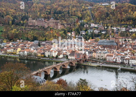 Blick vom Philsophenweg zum Neckar, alte Brücke, auch Carl-Theodor-Brücke und Altstadt im Herbst, Heidelberg Stockfoto