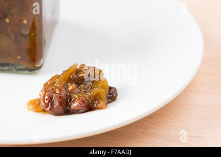 Hausgemachte Tomaten-Chutney auf einem Teller mit Glas Stockfoto