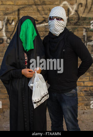 Iranische schiitischer Muslim paar Trauer Imam Hussein am Tag des Tasua mit ihren Gesichtern bedeckt durch einen Schleier, Lorestan Provinz Chorramabad, Iran Stockfoto