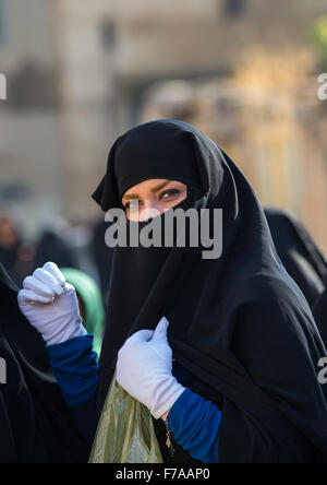 Iranische Schiiten muslimische Frau trägt ein Niqab Trauer Imam Hussein am Tag der Tasua, Lorestan Provinz Chorramabad, Iran Stockfoto