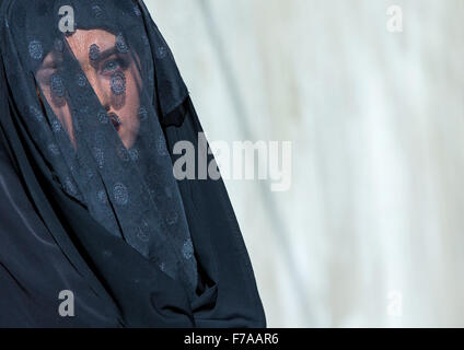 Iranischen Schiiten muslimischen Frau Trauer Imam Hussein am Tag des Tasua mit ihrem Gesicht bedeckt durch einen Schleier, Lorestan Provinz Chorramabad, Iran Stockfoto