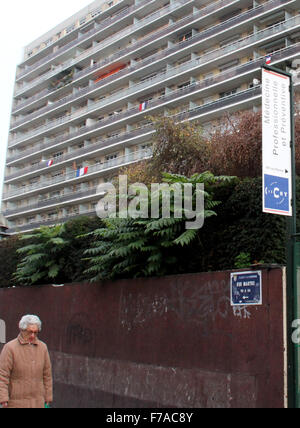 Paris. 27. November 2015. Foto aufgenommen am 27. November 2015 zeigt französische Nationalflaggen außerhalb eines Gebäudes während der nationalen Tribut zu den Opfern im November 13 Anschlägen von Paris in Paris, Frankreich. Regierungsbeamte, versammelten Politiker aus linken und rechten Lager und Führer verschiedener religiöser Gruppen am Freitag im Militärmuseum Les Invalides, 130 Menschen getötet während der 13. November Terroranschläge zu würdigen. © Zheng Bin/Xinhua/Alamy Live-Nachrichten Stockfoto