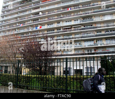 Paris. 27. November 2015. Foto aufgenommen am 27. November 2015 zeigt französische Nationalflaggen außerhalb eines Gebäudes während der nationalen Tribut zu den Opfern im November 13 Anschlägen von Paris in Paris, Frankreich. Regierungsbeamte, versammelten Politiker aus linken und rechten Lager und Führer verschiedener religiöser Gruppen am Freitag im Militärmuseum Les Invalides, 130 Menschen getötet während der 13. November Terroranschläge zu würdigen. © Zheng Bin/Xinhua/Alamy Live-Nachrichten Stockfoto