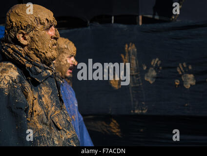 Iranischen Schiiten muslimische Männer bedeckt In Schlamm, während Ashura Tag, Provinz Kurdistan, Bidjar, Iran Stockfoto