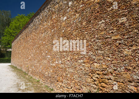 Die Gritstone Außenwände des alten Gefängnisses Coulommiers (Frankreich). Mur de Pierre Meulière de l ' ancienne prison de Coulommiers. Stockfoto