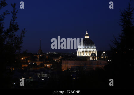 Nocturn San Peter Basiliken in Rom Stockfoto