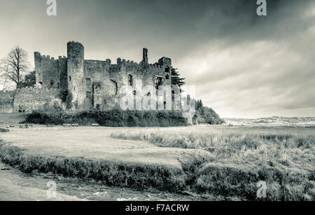 Laugharne Schloss auf der Taf-Mündung, Laugharne, Carmarthenshire, Wales. UK. Hinweis. Digital nachbearbeitet: Graduierte f Stockfoto