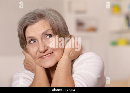 Frau glücklich zu Hause Stockfoto