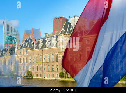 Blick auf den Binnenhof (niederländische Parlament) mit Fahnen, den Haag, Niederlande Stockfoto