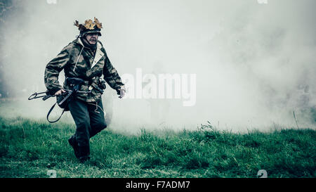 Soldat auf dem Schlachtfeld in Tarnung durch Nebel und Rauch gesehen. Stockfoto