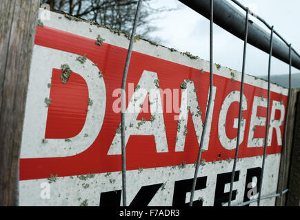 Halten Sie 'Zorn' Hinweis an die Barriere mit Flechten beschmutzt montiert. Stockfoto